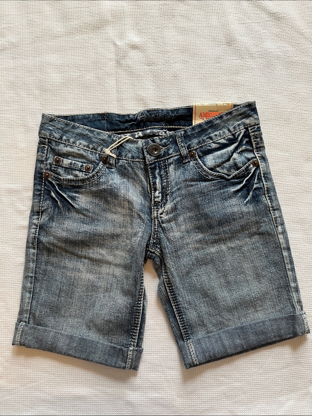 Amethyst low rise size 3 Bermuda style short y2k